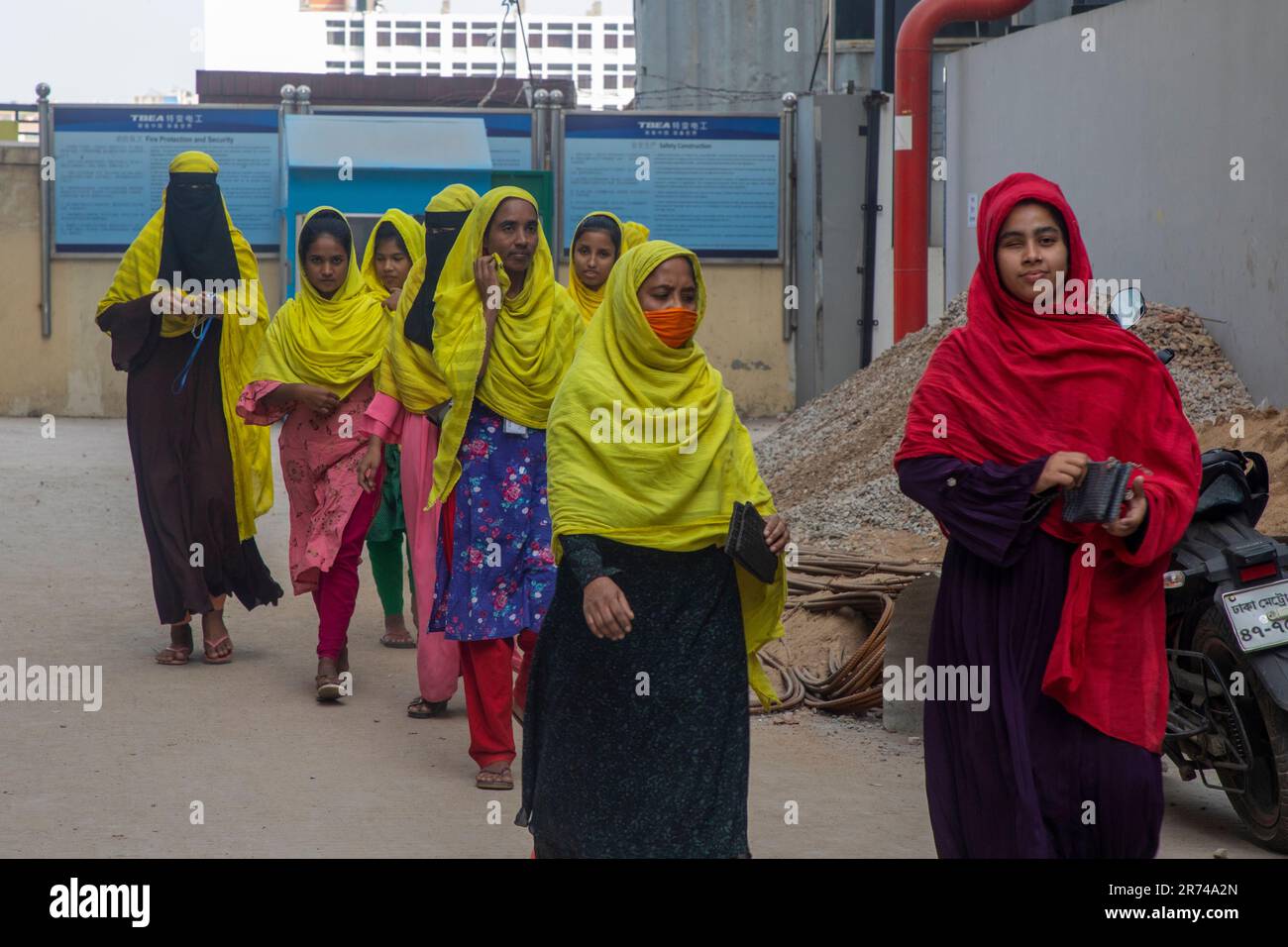 Arbeiterinnen eines vorgefertigten Kleidungsstücks betreten eine Fabrik in Fatullah in Narayanganj, Bangladesch. Stockfoto