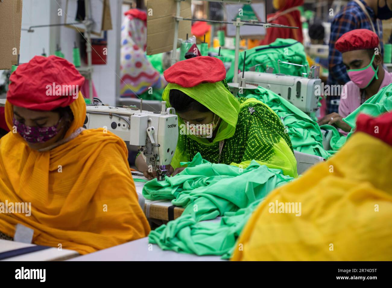 Arbeiter von Fertigkleidung (RMG) in einer Fabrik in Fatullah in Narayanganj, Bangladesch. Stockfoto
