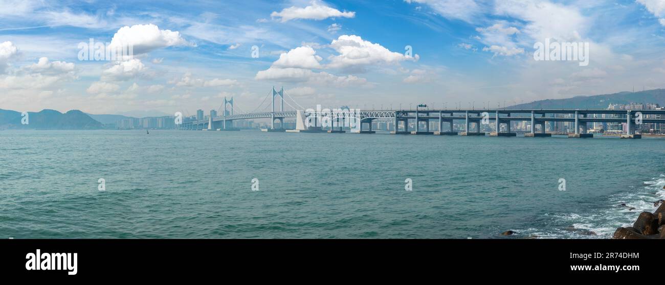 Busan Südkorea, Panoramablick auf die Skyline von Busan Marina und Gwangandaegyo Bridge Stockfoto