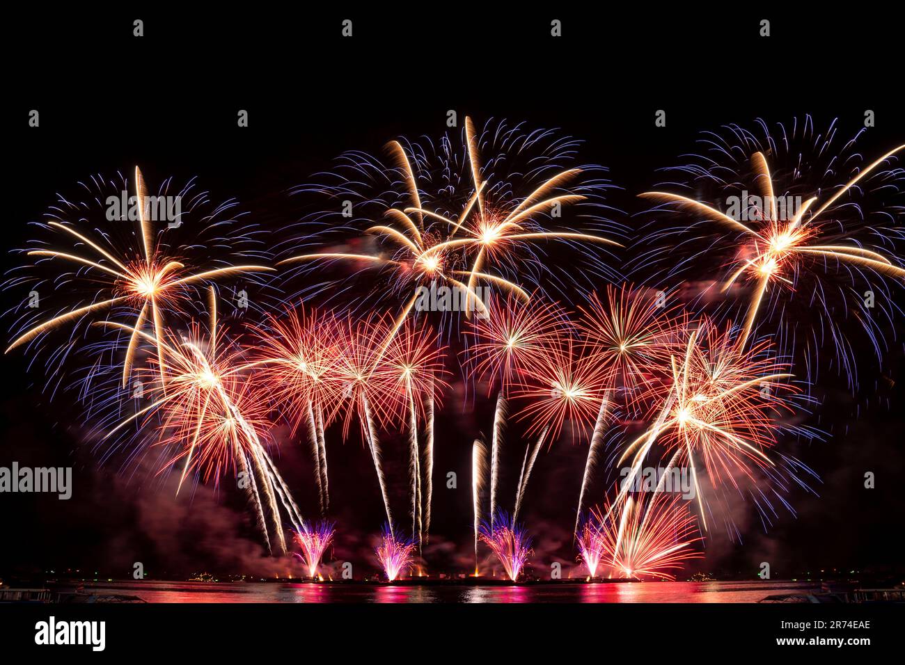 Echtes Feuerwerk-Fest, buntes Neujahrsfeuerwerk Stockfoto