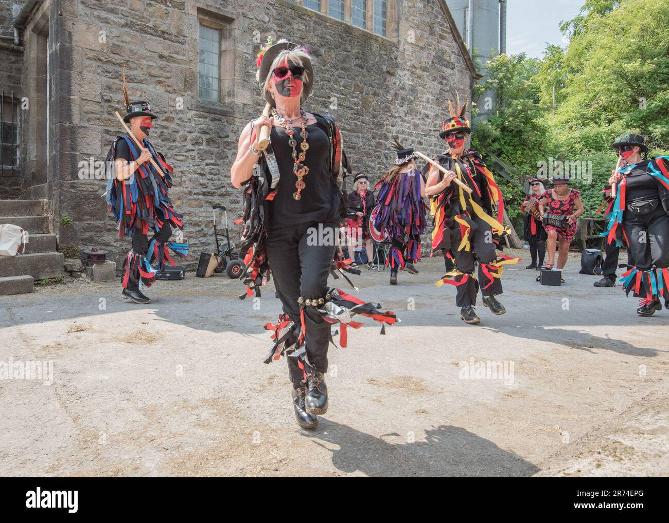 Flagcrackers of Craven Morris Side tritt auf der Cappelside Farm, Rathmell, Open Farm Day, 13. Juni 2023, Stockfoto