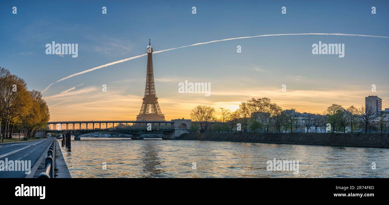 Paris Frankreich, Panoramablick auf die Skyline der Stadt bei Sonnenaufgang am Eiffelturm und der Bir-Hakeim-Brücke auf der seine Stockfoto
