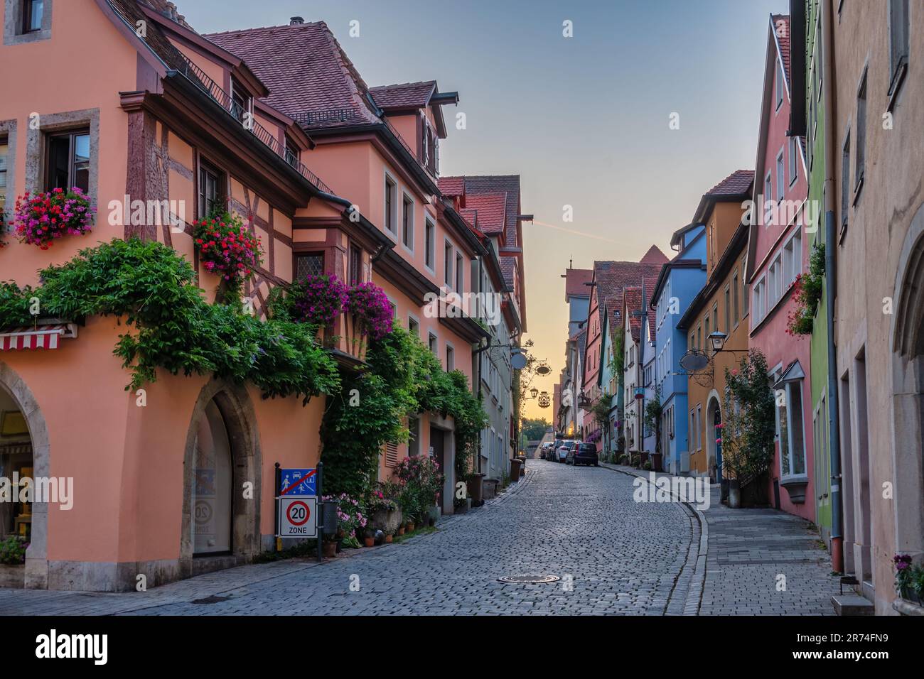 Rothenburg ob der Tauber Deutschland, Sonnenaufgang-Skyline mit farbenfrohem Haus die Stadt an der Romantischen Straße Deutschlands Stockfoto