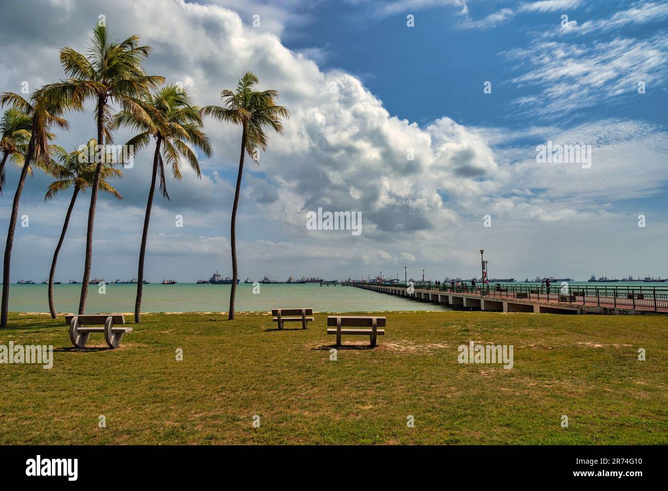 Singapur, sonniger Tag am East Coast Beach mit kleinem Pier Stockfoto