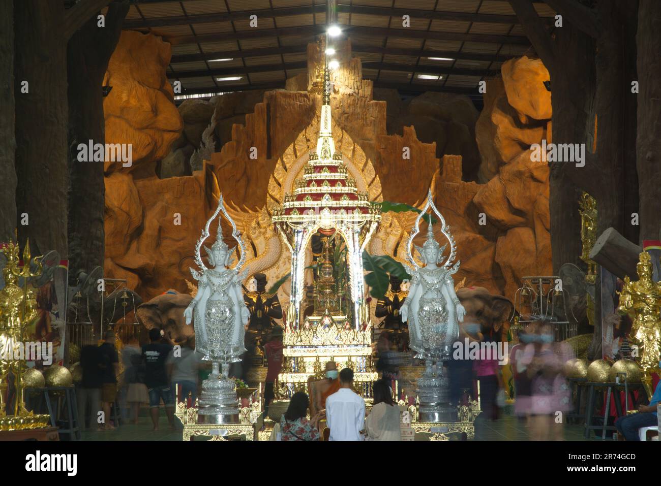 Reliquien, die in der Halle für Touristen und Menschen verwahrt sind, um zu huldigen, segnen die heiligen Dinge im Wat Maniwong Tempel. Stockfoto