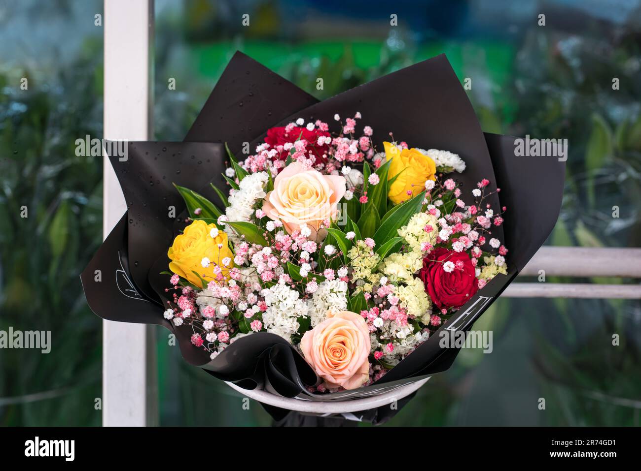 Ein Haufen mehrfarbige Rosen in einem Blumenladen. Großer Blickwinkel. Stockfoto