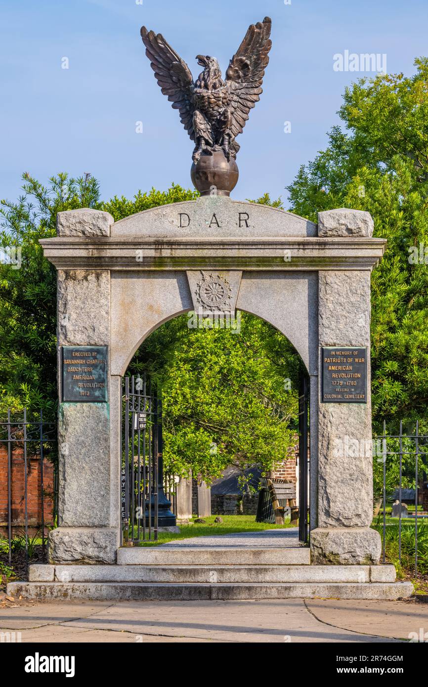Töchter des American Revolution Patriots' Arch auf dem historischen Colonial Park Cemetery in Savannah, Georgia. (USA) Stockfoto
