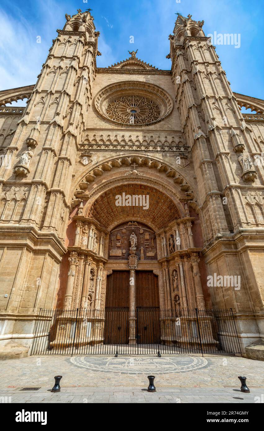 Gotische mittelalterliche Kathedrale La Seu und Königspalast La Almudaina. Hauptstadt Palma de Mallorca. Balearen Spanien. Reisebüro Urlaubskosten Stockfoto