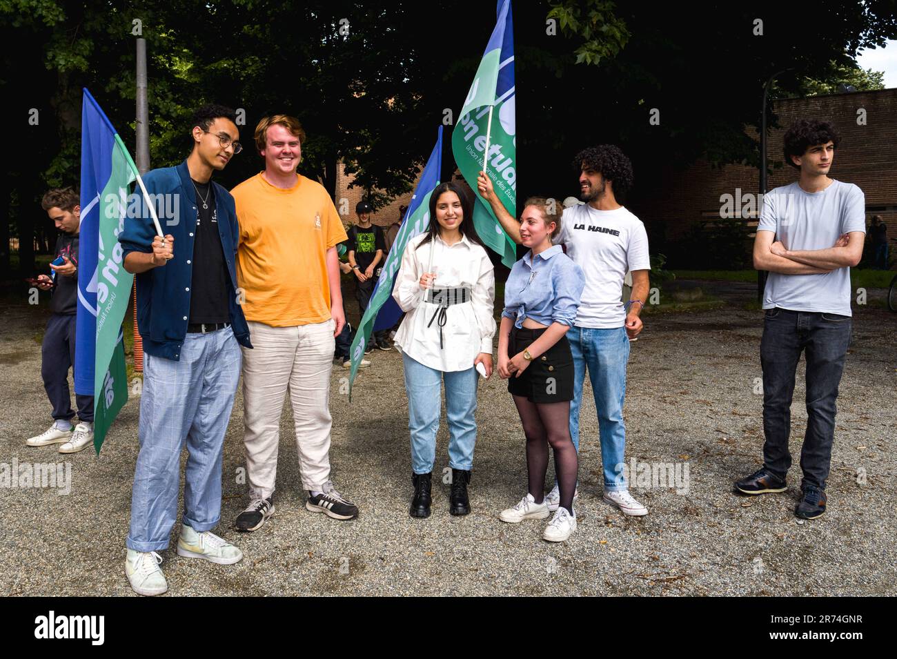 Toulouse, Frankreich. 12. Juni 2023. Studenten der Revolution Permanente und Vertreter der Studentenunion, Union nationale des étudiants de France, bei der Ankunft des Ministers. Treffen an der Toulouse School of Economics. Besuch von Sylvie RETAILLEAU, Ministerin für Hochschulbildung und Forschung, die sich der Ausbildung und dem Studentenleben widmet. Frankreich, Toulouse 12. Juni 2023. Foto: Patricia Huchot-Boissier/ABACAPRESS.COM Kredit: Abaca Press/Alamy Live News Stockfoto