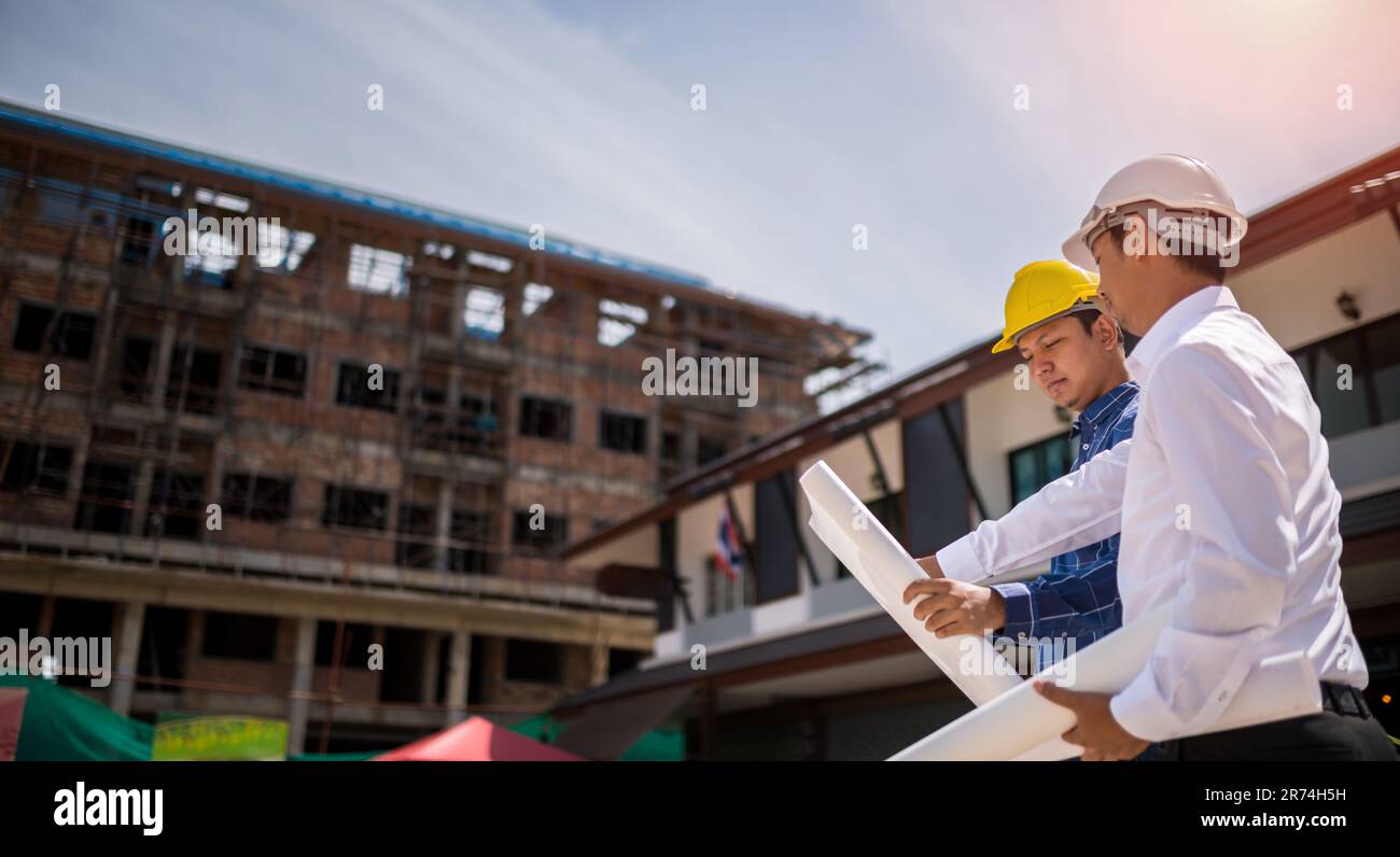 Team-Bauingenieur, der auf der Baustelle tätig ist, und Management auf der Baustelle. Stockfoto