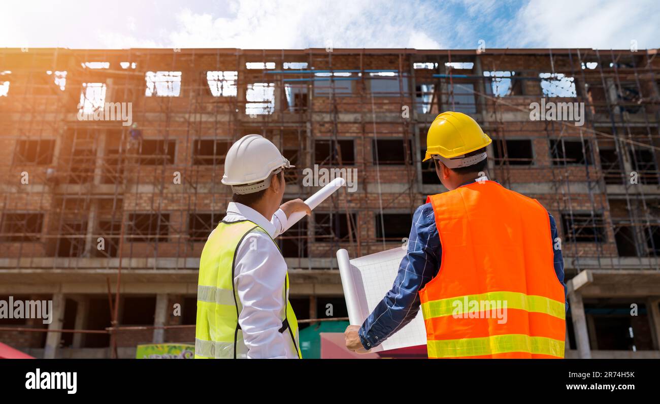 Team-Bauingenieur, der auf der Baustelle tätig ist, und Management auf der Baustelle. Stockfoto