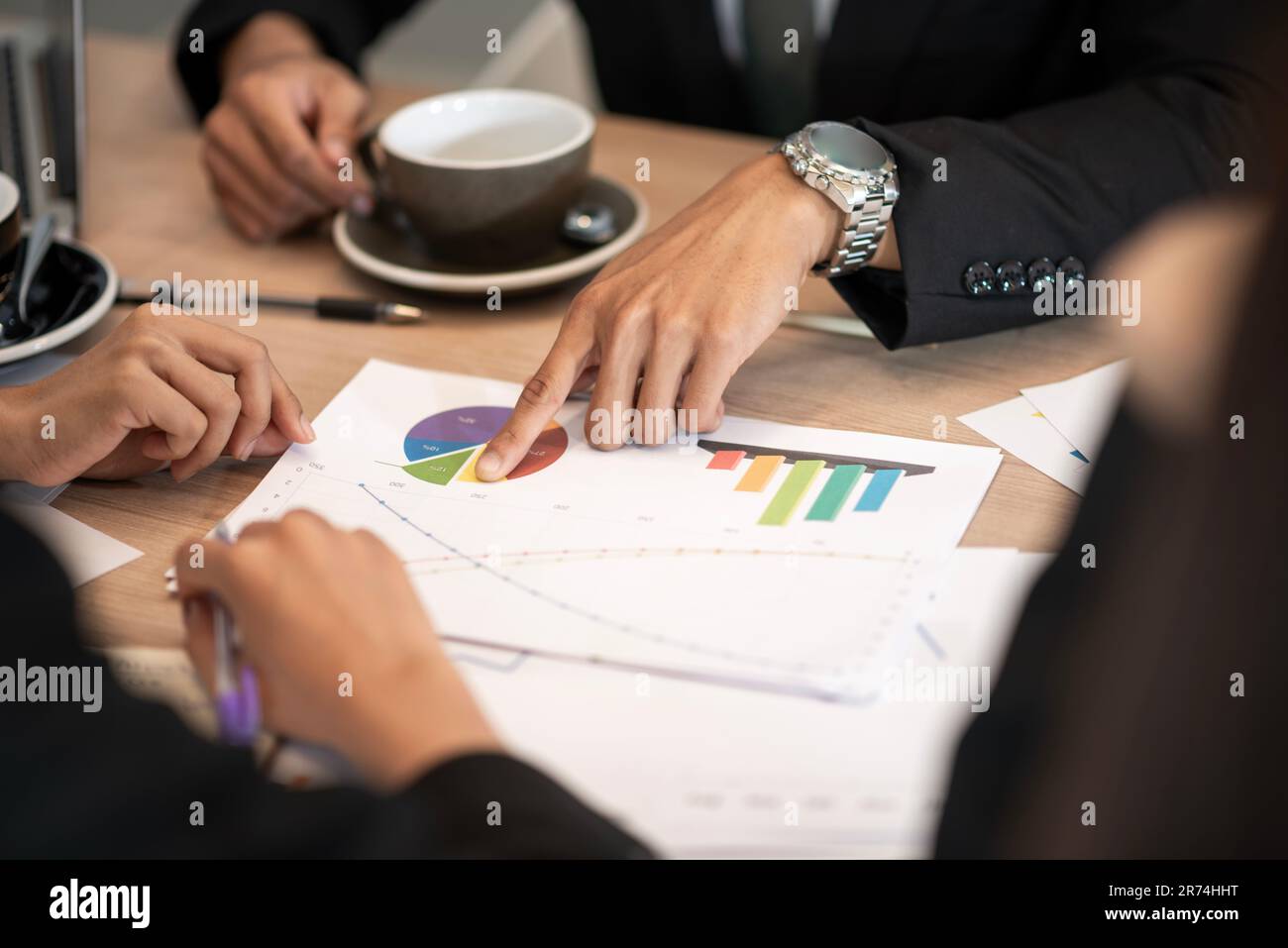 Gruppe von asiatischen jungen Geschäftsleuten treffen Konferenz Arbeit und Kommunizieren Stockfoto