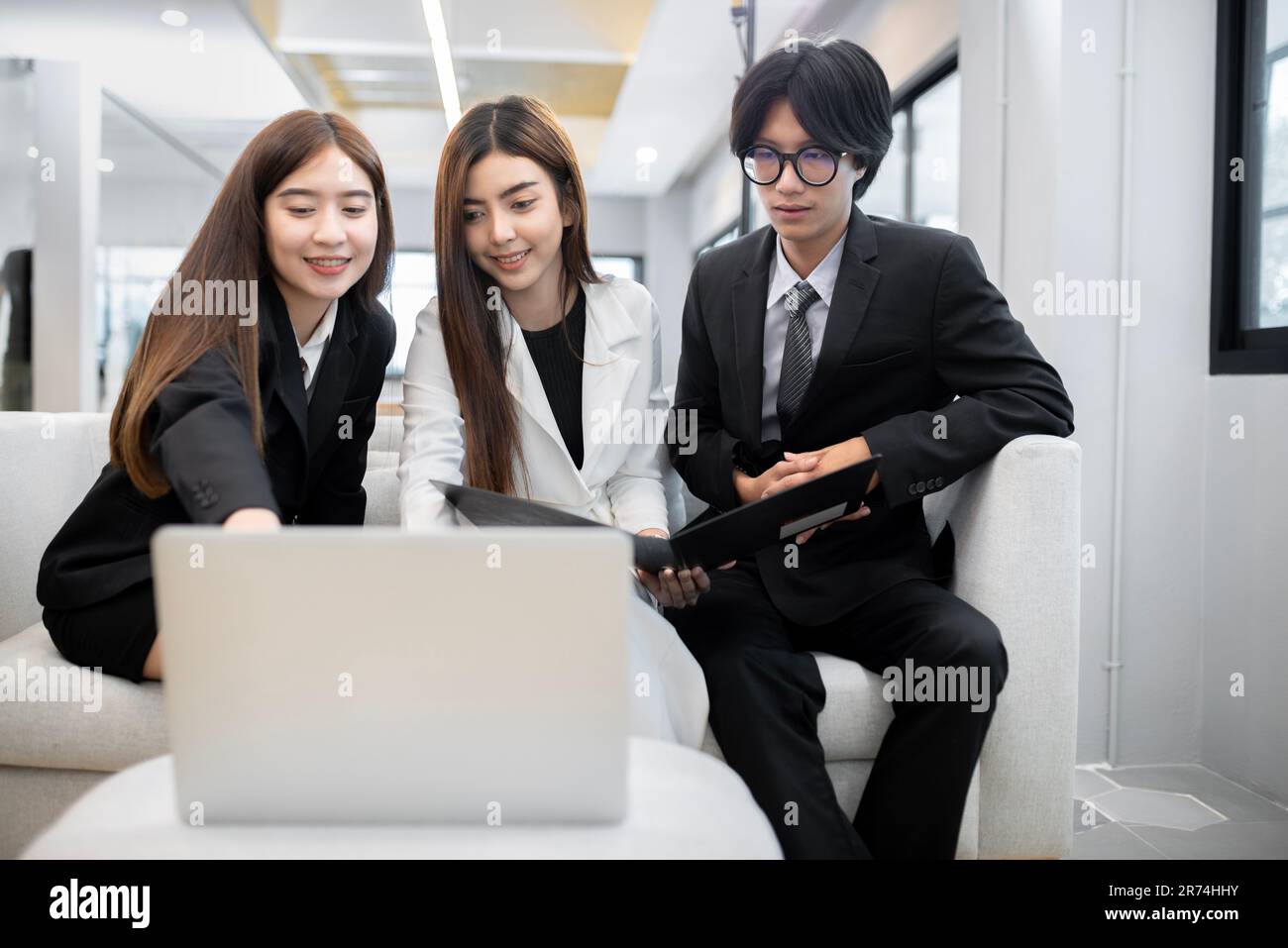 Gruppe von asiatischen jungen Geschäftsleuten treffen Konferenz Arbeit und Kommunizieren Stockfoto