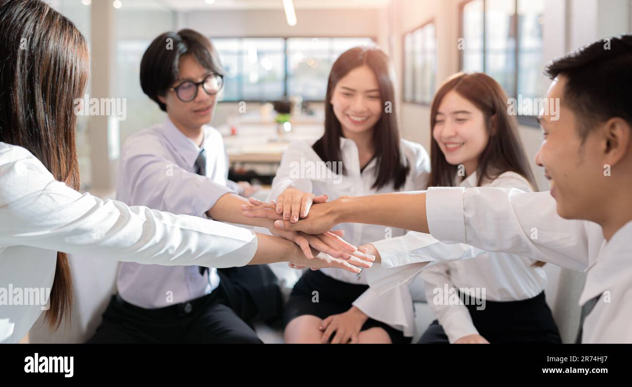 Gruppe von asiatischen jungen Geschäftsleuten treffen Konferenz Arbeit und Kommunizieren Stockfoto