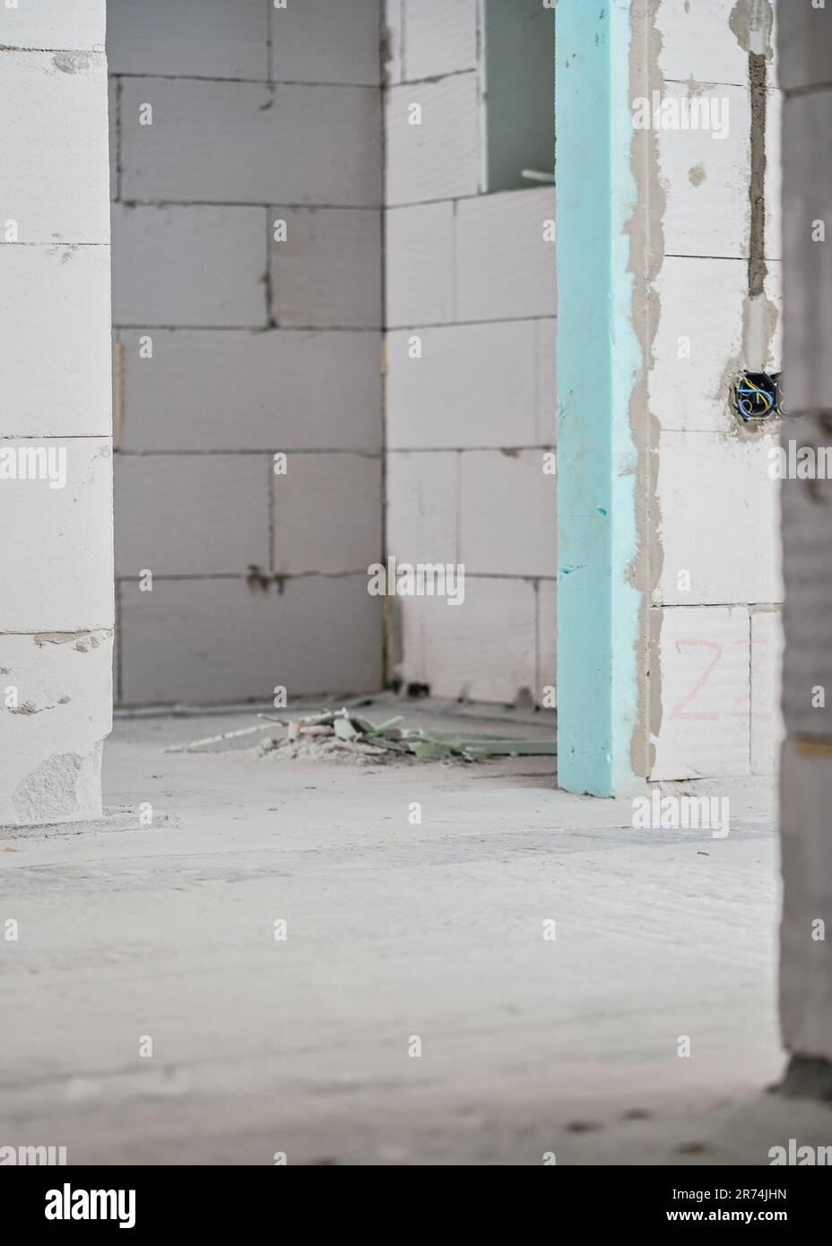 Neue leere Hauswände aus AAC - Autoklavierter Zellbeton, Kasten mit Kabeln für Steckdosen sichtbar Stockfoto