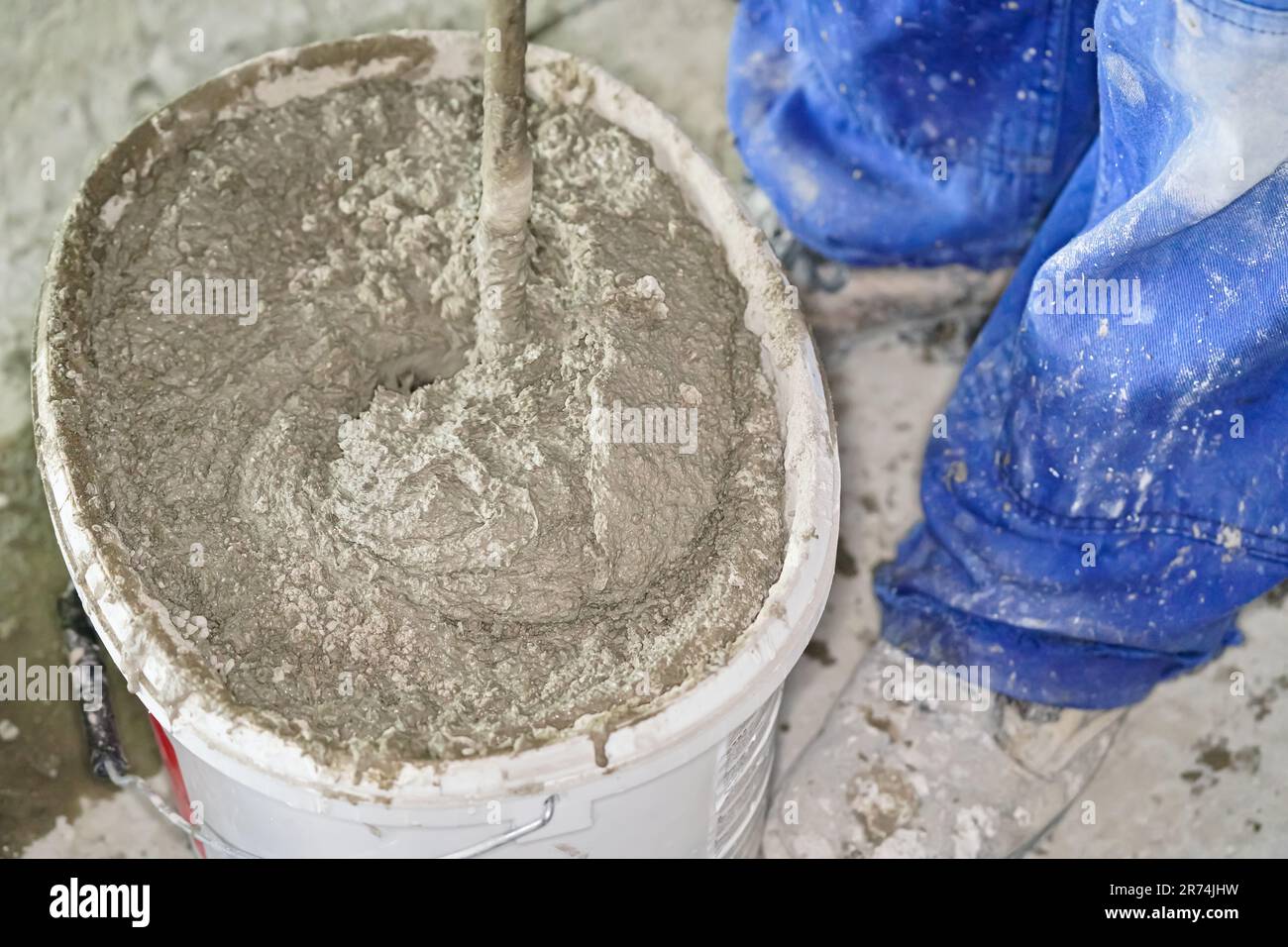 Mörtelzementpaste, meist trocken, auf der Baustelle im Eimer vermischt, Nahaufnahme von oben Stockfoto