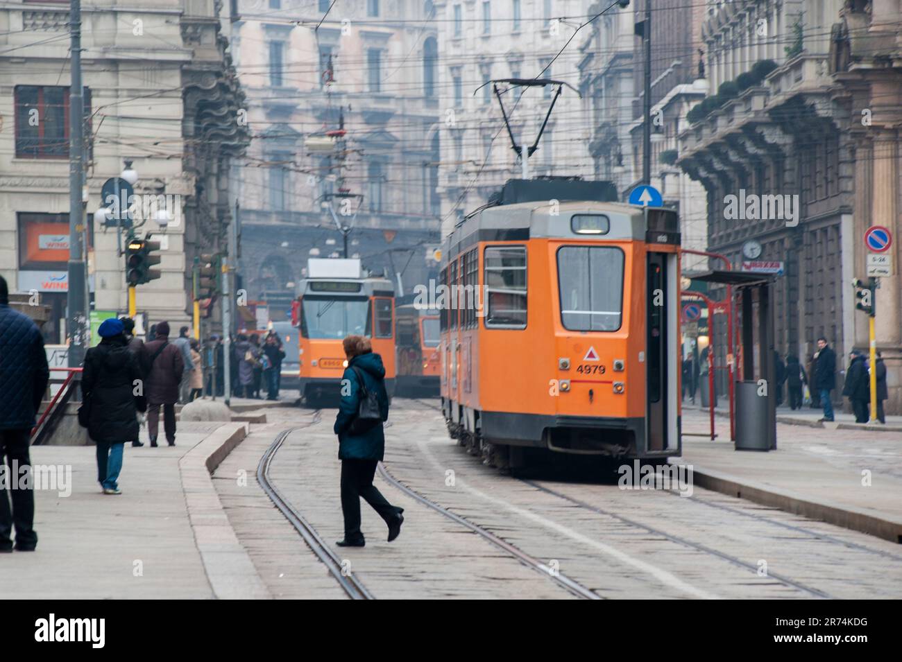 Mailand, Italien. Straßenbahnen, öffentliche Verkehrsmittel in der Stadt. Verkehr von Fahrzeugen und Personen während der Fahrt Stockfoto
