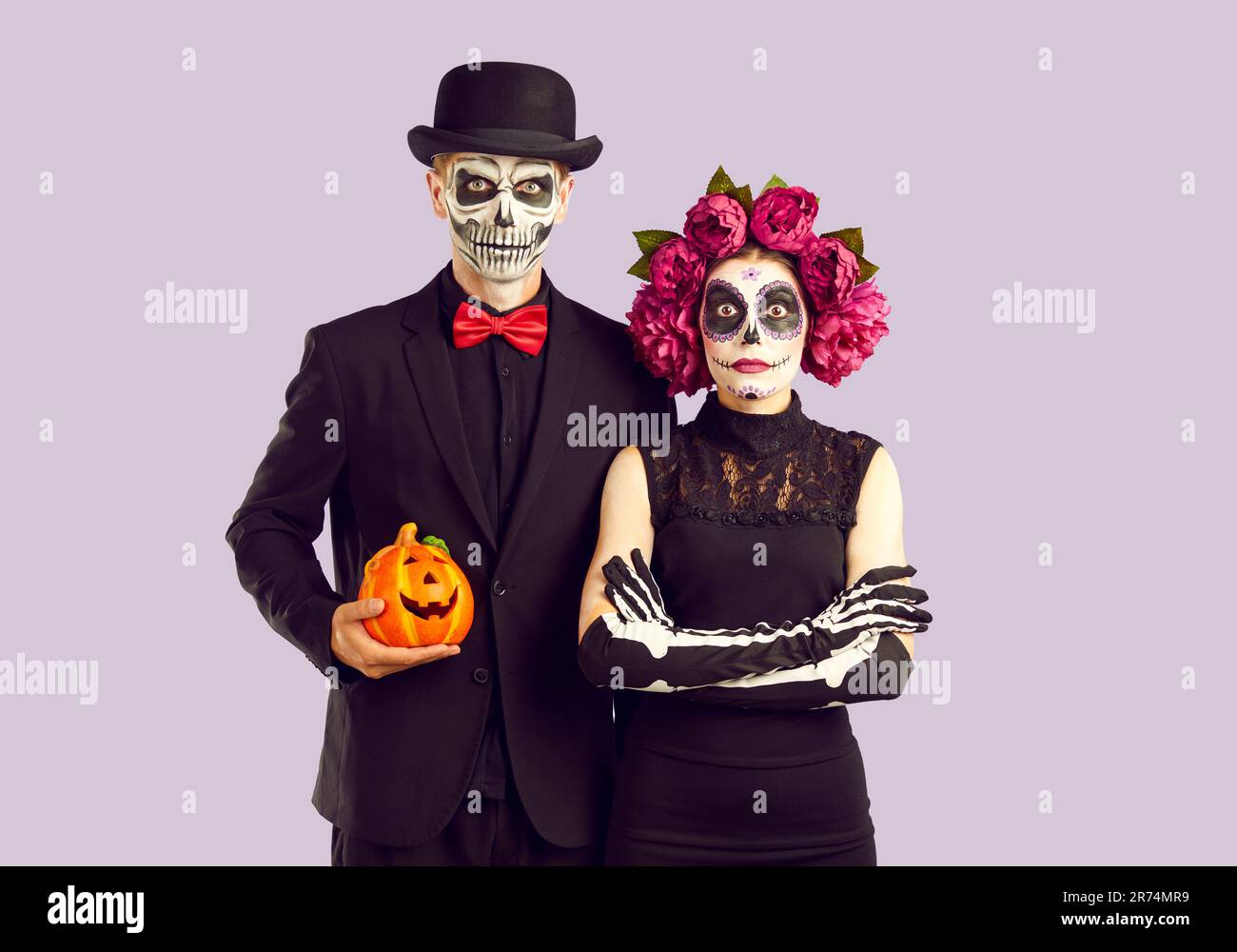 Ccouple mit Halloween-Make-up, das dich mit verwirrtem und verwirrtem Ausdruck ansieht. Stockfoto