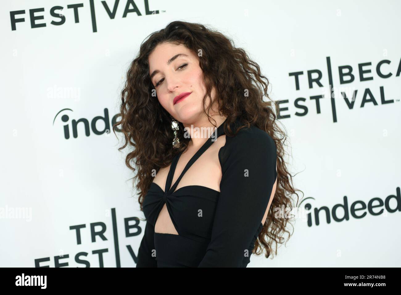Kate Berlant läuft auf dem roten Teppich bei der Filmpremiere „First