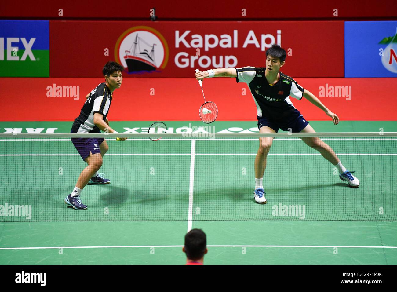 Jakarta, Indonesien. 13. Juni 2023. Chinas Feng Yanzhe (R)/Huang Dongping treten bei der ersten Runde der gemischten Doppel gegen Hee Yong Kai Terry/Tan Wei Han Jessica aus Singapur bei der Indonesia Open 2023 in Jakarta, Indonesien, am 13. Juni 2023 an. Kredit: Xu Qin/Xinhua/Alamy Live News Stockfoto