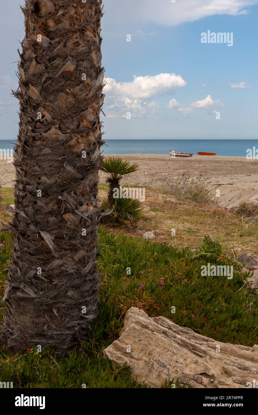 Ein verlassener Strand in San Sostene Marina, Provinz Catanzaro, Kalabrien, Italien Stockfoto