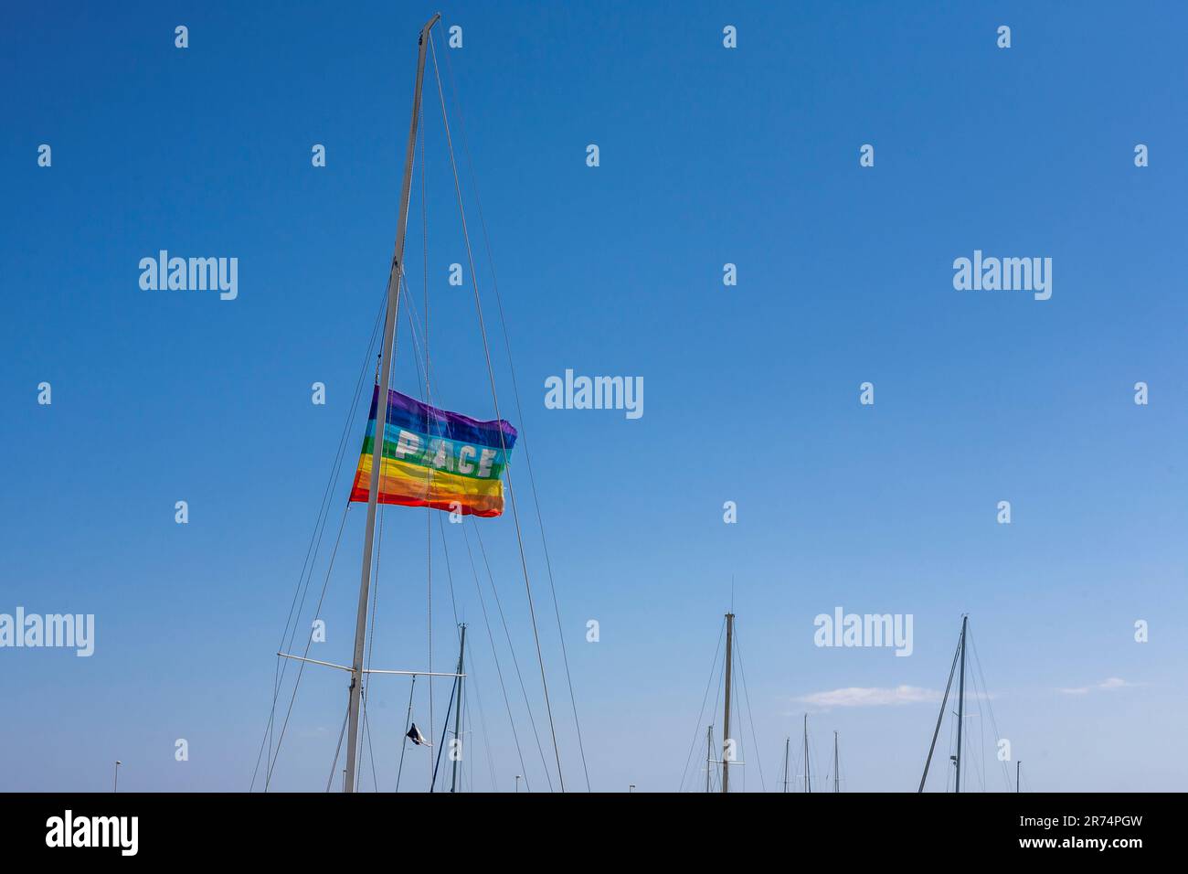 Friedensflagge auf einer Yacht, Rocella Ionica Marina, Kalabrien, Italien Stockfoto