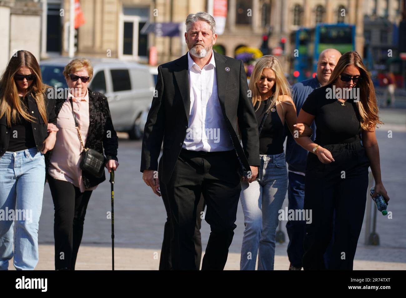 Der Vater von Elle Edwards, Tim Edwards, kommt mit Familienmitgliedern an den Queen Elizabeth II. Gerichten in Liverpool an, wo Connor Chapman wegen Mordes angeklagt wird, wegen versuchten Mordes, dreifacher vorsätzlicher Verwundungen, Besitz einer Waffe mit der Absicht, Leben zu gefährden, Besitz von Munition mit der Absicht, Leben zu gefährden und mit gestohlenen Gütern umzugehen. Foto: Dienstag, 13. Juni 2023. Stockfoto