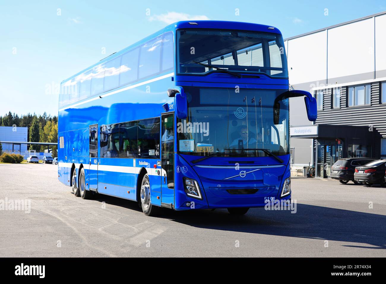 Blauer, mit Biodiesel betriebener Volvo 9700 DD Doppeldeckerbus unterwegs. Lieto, Finnland. 22. September 2022. Stockfoto