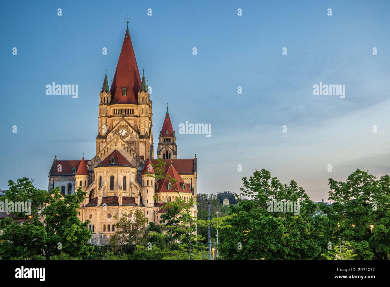 Früher Abend in der Kirche des Heiligen Franziskus von Assisi an der Donau, Wien, Österreich Stockfoto