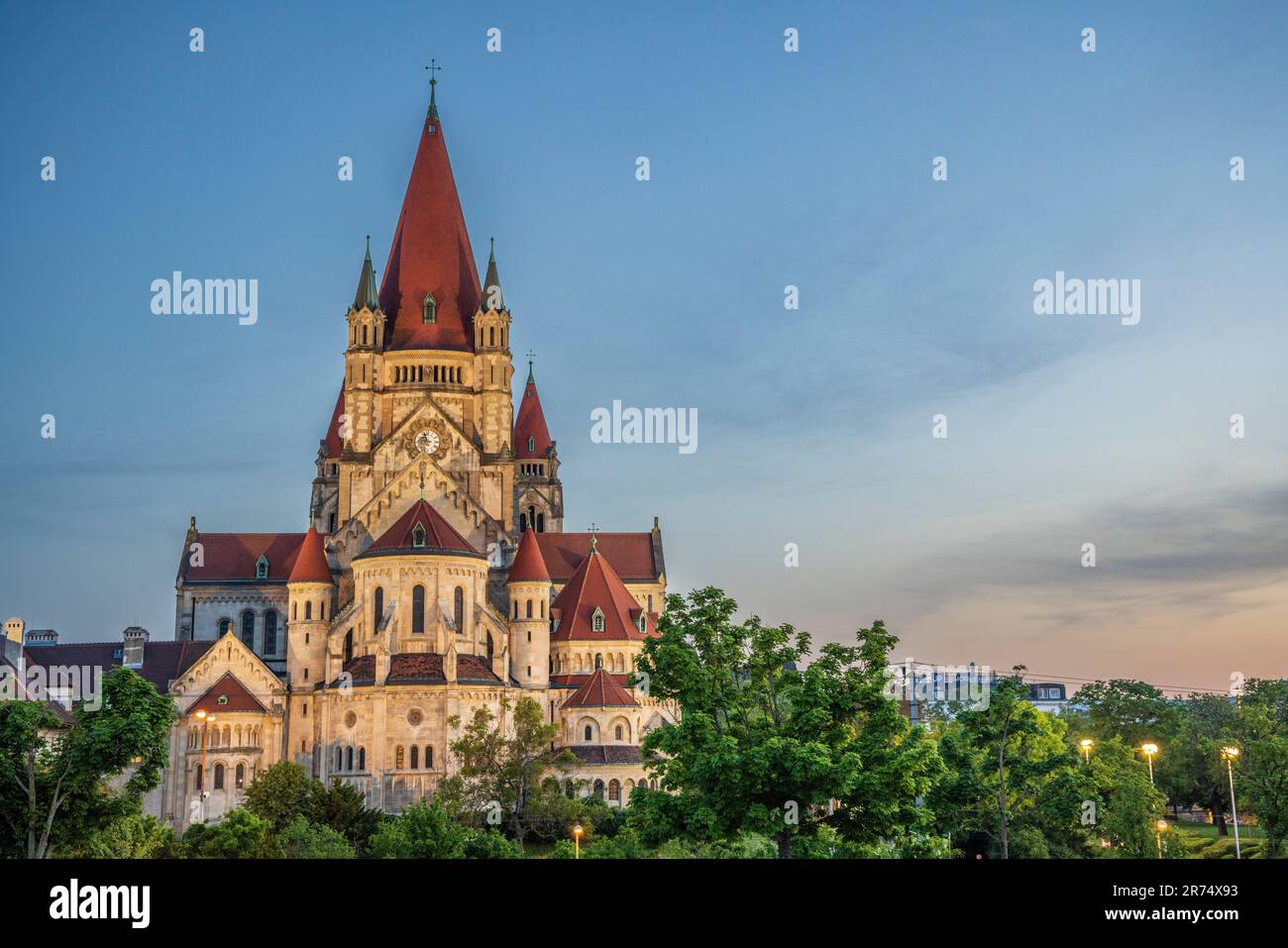 Früher Abend in der Kirche des Heiligen Franziskus von Assisi an der Donau, Wien, Österreich Stockfoto