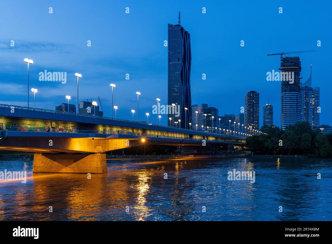 Am frühen Abend und die Reichsbrücke über die Donau zur Donauinsel, Wien, Österreich Stockfoto