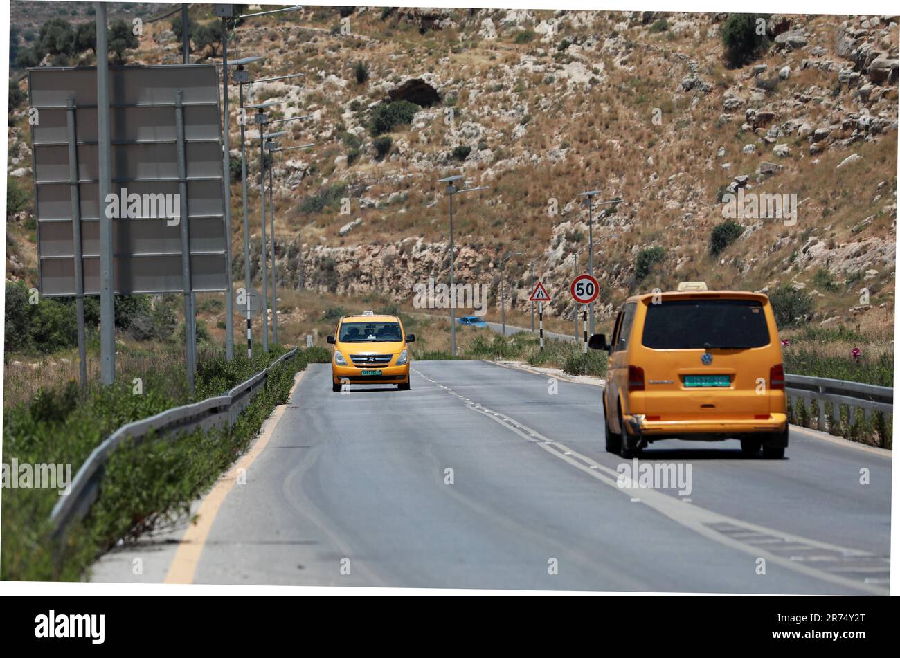 Ramallah. 11. Juni 2023. Fahrzeuge fahren am 11. Juni 2023 auf einer von China finanzierten Ringstraße im Westjordanland von Ramallah. ZUM Thema „Feature: Mit von China finanzierten Projekten genießen Palästinenser ein leichteres Leben“. Kredit: Ayman Nobani/Xinhua/Alamy Live News Stockfoto