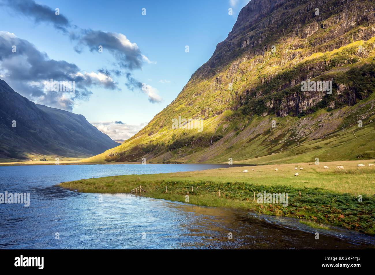 Loch Achtriochtan ist ein flaches süßwasserloch in der Nähe des Dorfes Glencoe Stockfoto