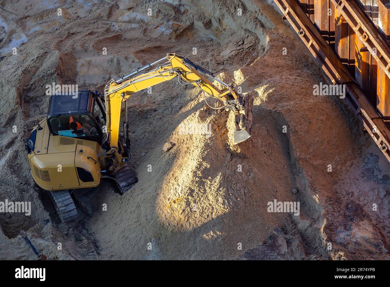 Schaufelbagger in einer Aushubgrube mit Spundwanderung Stockfoto