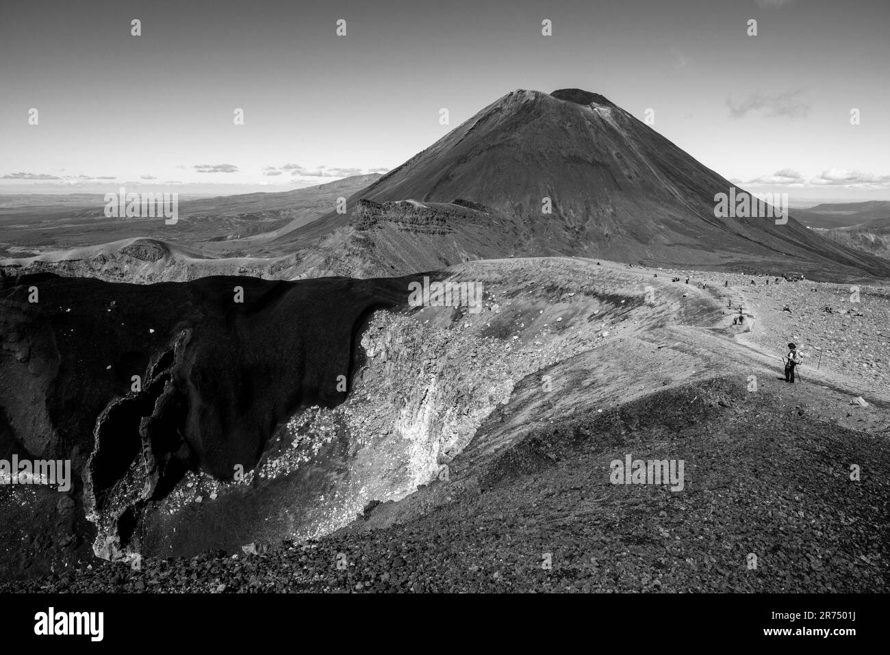 Blick auf den Mt. Ngauruhoe und den Roten Krater auf dem Tongariro Alpine Crossing Walk, Tongariro National Park, Nordinsel, Neuseeland. Stockfoto