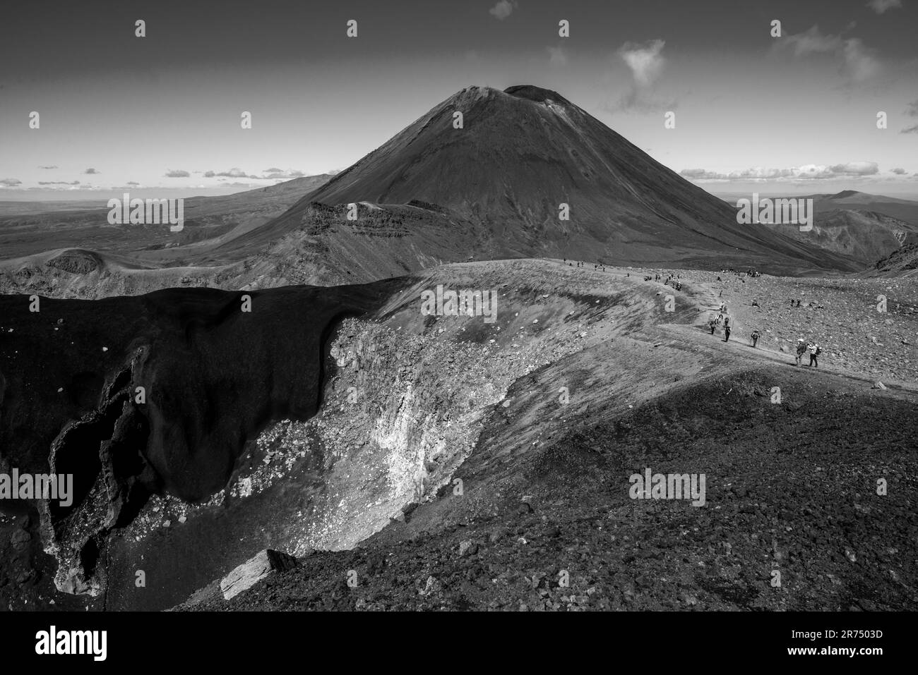 Blick auf den Mt. Ngauruhoe und den Roten Krater auf dem Tongariro Alpine Crossing Walk, Tongariro National Park, Nordinsel, Neuseeland. Stockfoto