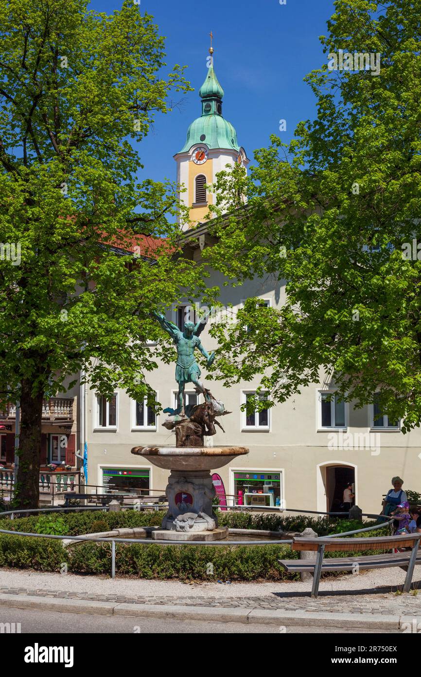 Brunnen am Stadtplatz, Alte Häuser mit Kirche, Miesbach, Oberbayern, Bayern, Deutschland, Europa Stockfoto