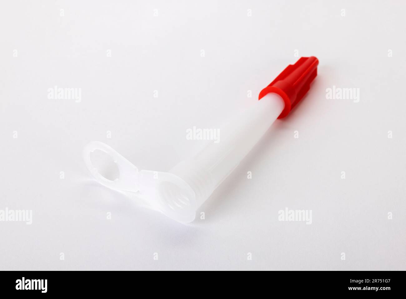 Weißer Ausguss mit Kappe für Acryl- und Silikonkartuschen, weißer Hintergrund, Stockfoto