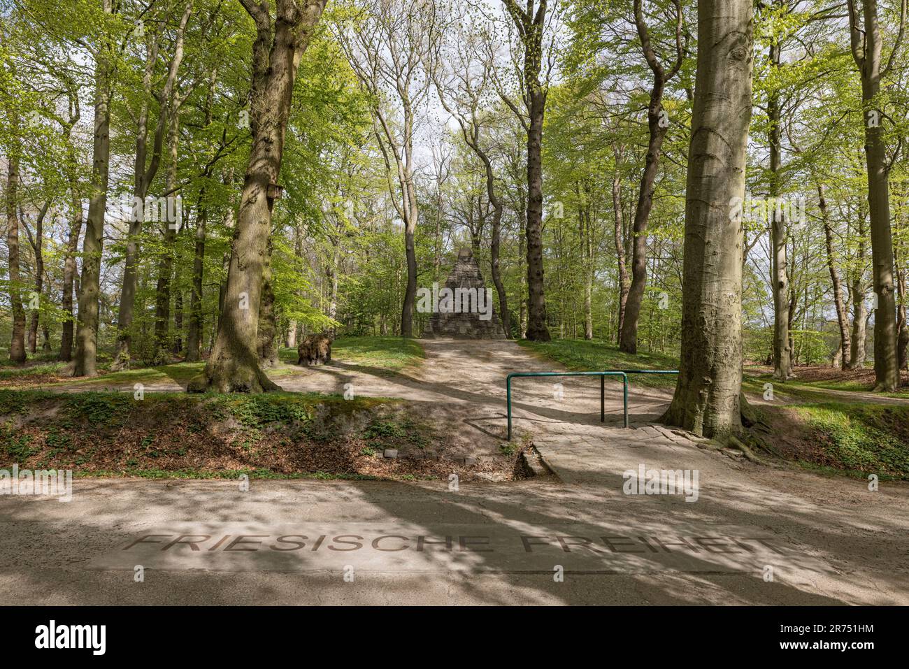 Steinpyramide, Denkmal Upstalsboom „friesische Freiheit“, Bezirk Rahe, Aurich, Ostfriesien, Stockfoto