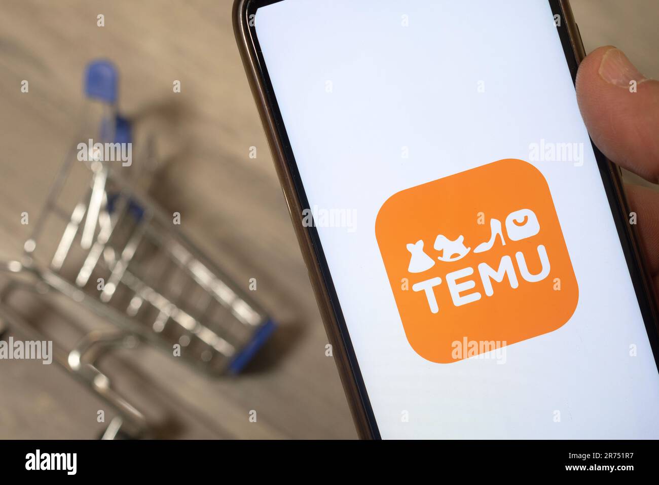 Carrara, Italien - 10. Juni 2023 - Mann, der die App des neuen E-Commerce-Service Temu nutzt Stockfoto