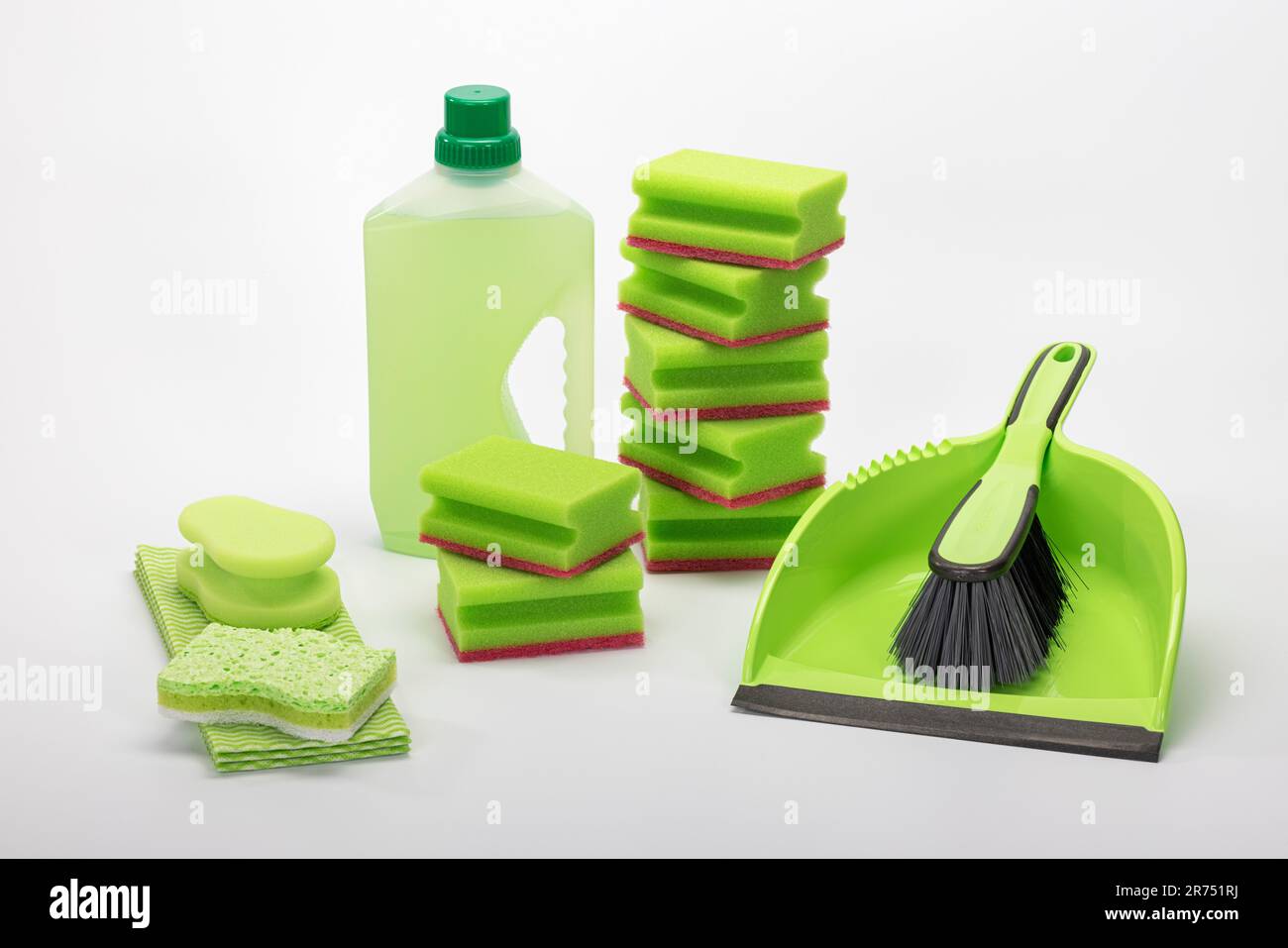 Kehrset, grün, Universalreiniger, Reinigungstücher, Reinigungsschwämme, Weißer Hintergrund, Stockfoto