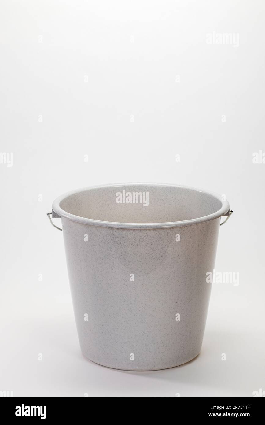 Grauer, leerer Pflastereimer, weißer Hintergrund, Stockfoto