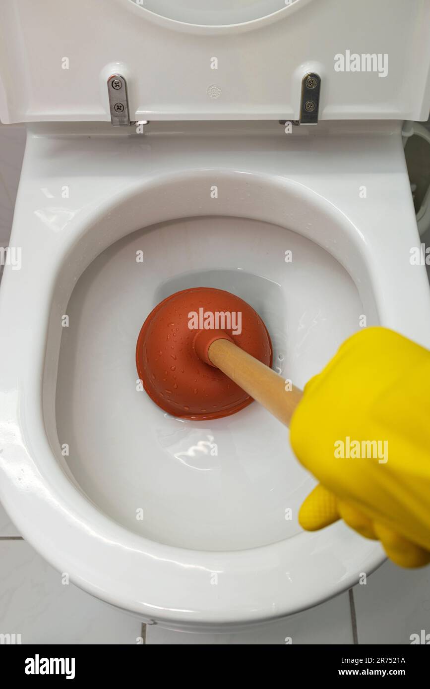 Verstopfte Toilette, verwenden Sie den Kolben, um die Verstopfung zu entfernen. Stockfoto