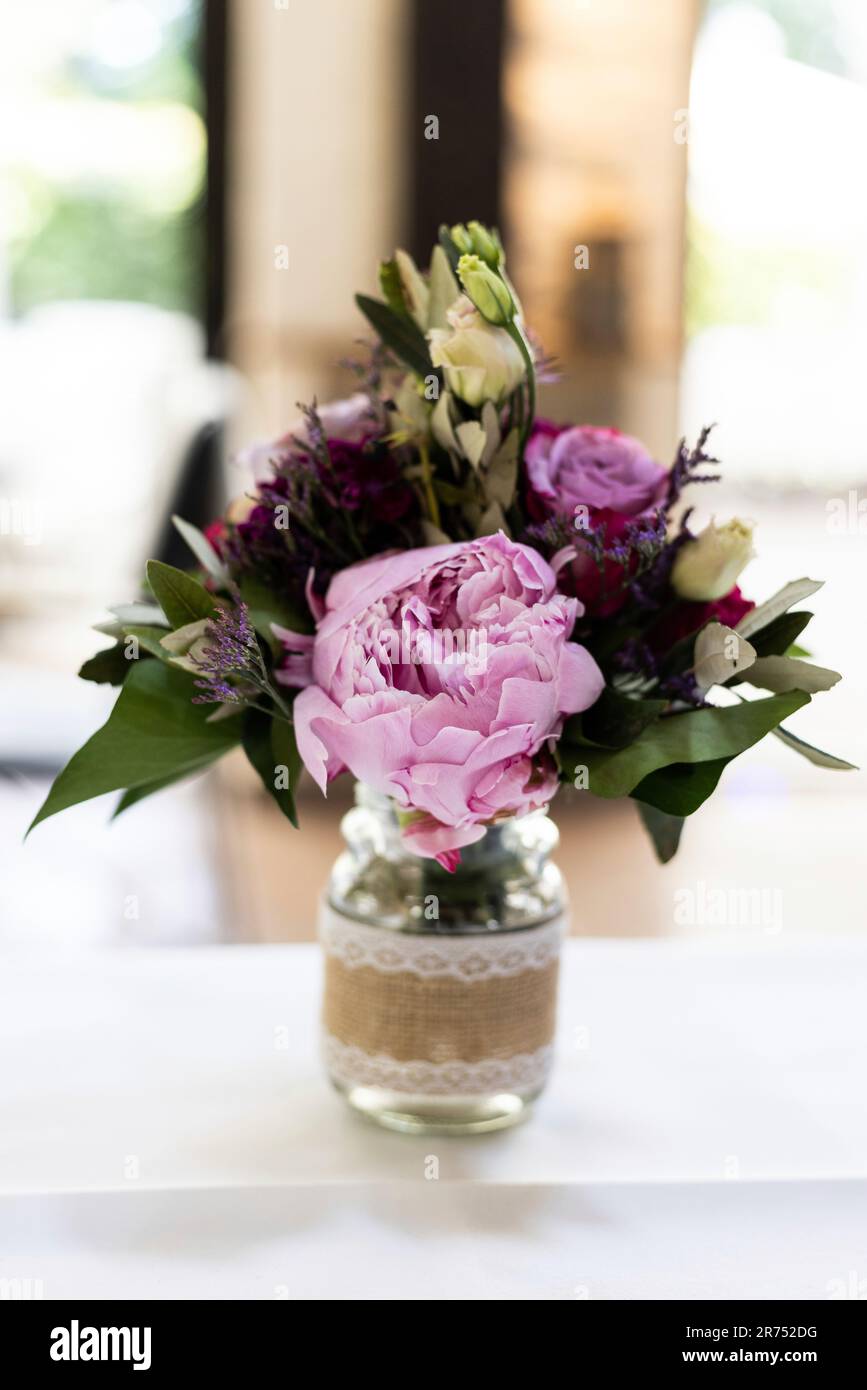 Kleiner Blumenstrauß mit Pfingstrosen als Tischdekoration Stockfoto
