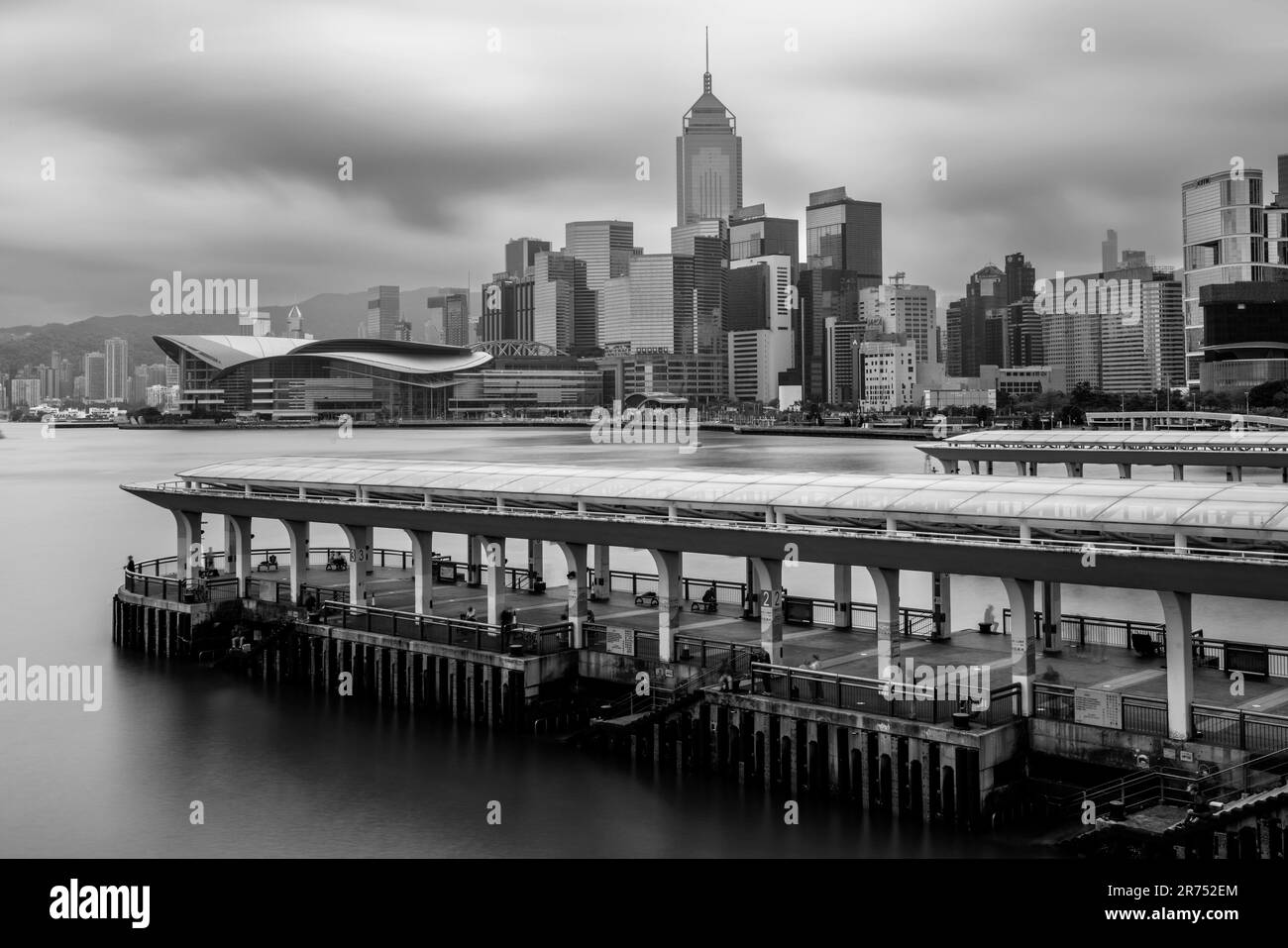 Victoria Harbour, Pier und Hong Kong Island Skyline, Hongkong, China. Stockfoto