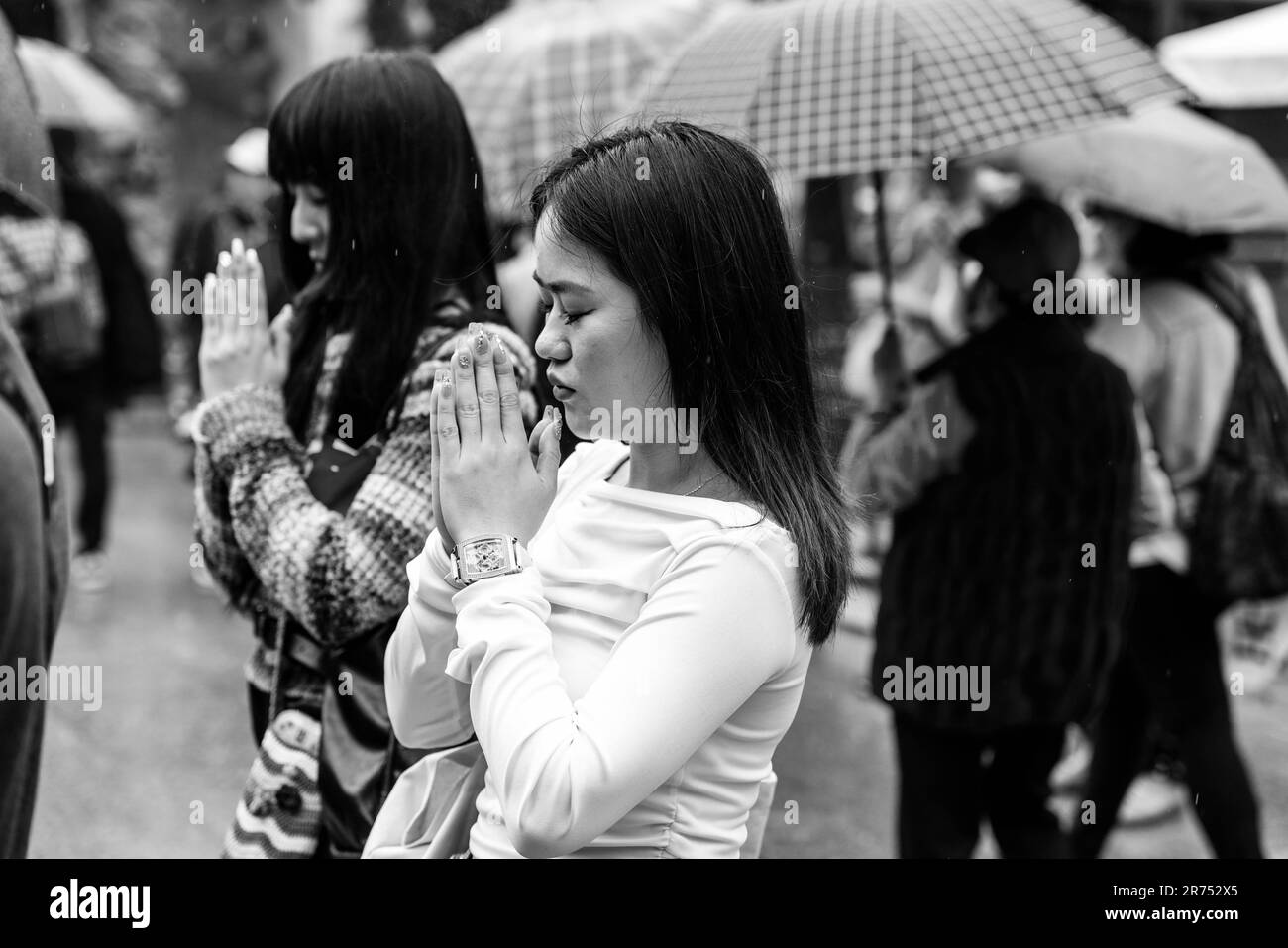 Junge Chinesische Gläubige Im Wong Tai Sin Tempel, Hongkong, China. Stockfoto