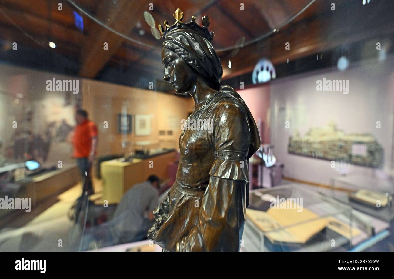PRODUKTION - 12. Juni 2023, Thüringen, Eisenach: Eine Bronzefigur der Heiligen Elisabeth aus der zweiten Hälfte des 19. Jahrhunderts wird in der Ausstellung „Mythos der Wartburg“ im Wartburg ausgestellt. Die Sonderausstellung "Wartburg-Mythos". 10 Questions to the Ideal Castle“ wird am 13. Juni eröffnet und bis zum 07. Januar 2024 ausgestellt. 1999 wurde die Wartburg als erstes und einziges Schloss Deutschlands von der UNESCO zum Weltkulturerbe erklärt. In der Ausstellung soll erforscht werden, warum die Wartburg so stark im öffentlichen Bewusstsein verankert ist und wie diese reiche Geschichte Stockfoto