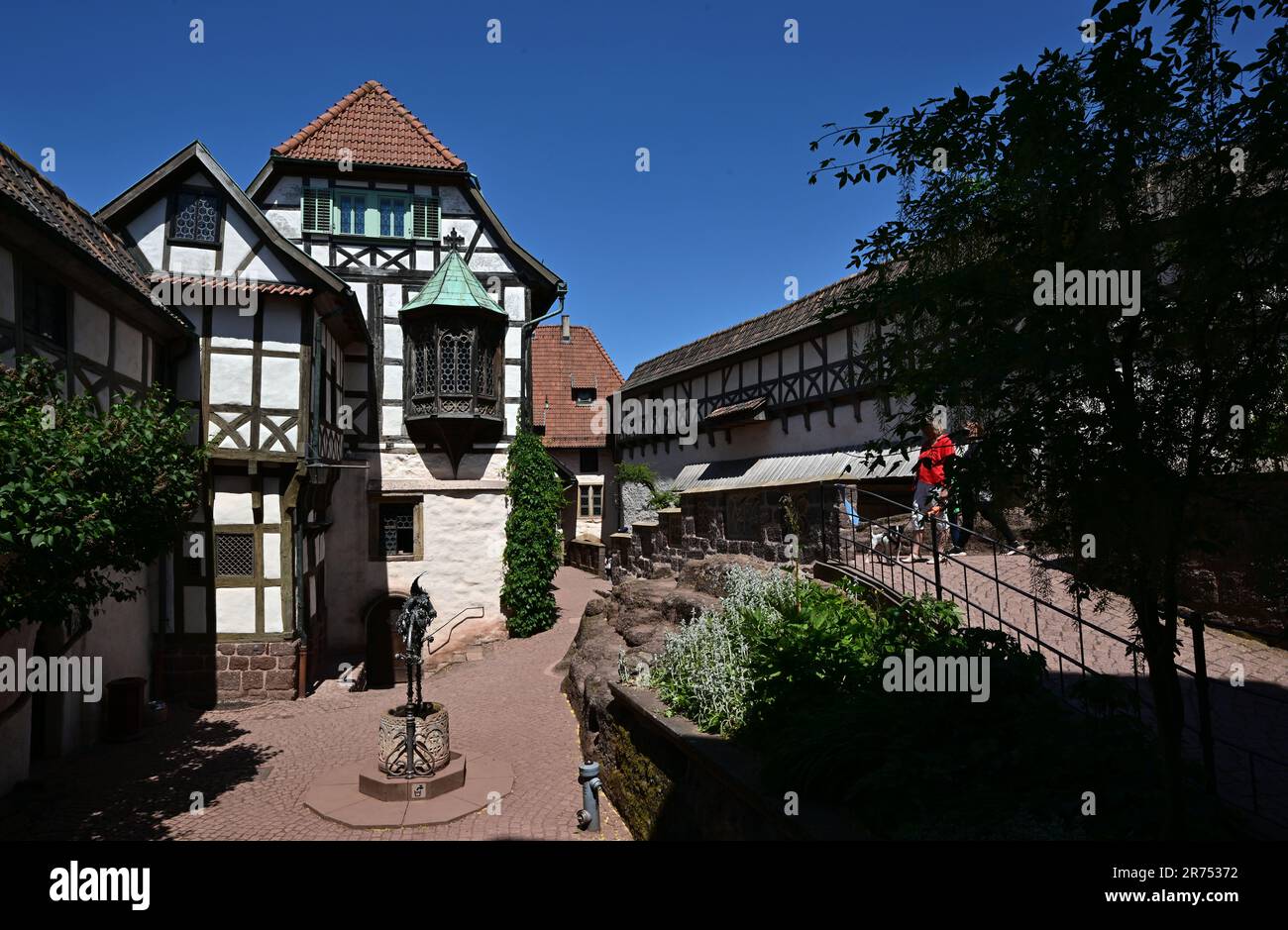 Eisenach, Deutschland. 12. Juni 2023. Die Sonne scheint in den Innenhof der Wartburg. Die Sonderausstellung "Wartburg-Mythos". 10 Questions to the Ideal Castle“ wird am 13. Juni eröffnet und kann bis zum 07. Januar 2024 eingesehen werden. 1999 wurde die Wartburg als erstes und einziges Schloss Deutschlands von der UNESCO zum Weltkulturerbe erklärt. Mit der Ausstellung soll erforscht werden, warum die Wartburg so stark im öffentlichen Bewusstsein verankert ist und wie dieses reiche historische und kulturelle Erbe auch in Zukunft einen Einfluss haben kann. Kredit: Martin Schutt/dpa/Alamy Live News Stockfoto