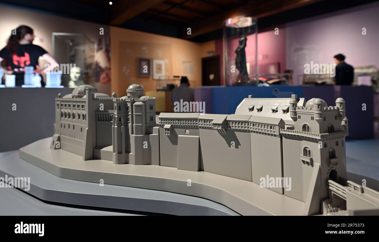 PRODUKTION - 12. Juni 2023, Thüringen, Eisenach: In der Wartburg-Ausstellung ist ein Modell des Schlossbaus mit verschiedenen historischen Designs zu sehen. Die Sonderausstellung "Wartburg-Mythos". 10 Questions to the Ideal Castle“ wird am 13. Juni eröffnet und bis zum 07. Januar 2024 ausgestellt. 1999 wurde die Wartburg als erstes und einziges Schloss Deutschlands von der UNESCO zum Weltkulturerbe erklärt. In der Ausstellung soll erforscht werden, warum die Wartburg so stark im öffentlichen Bewusstsein verankert ist und wie dieses reiche historische und kulturelle Erbe ca. Stockfoto