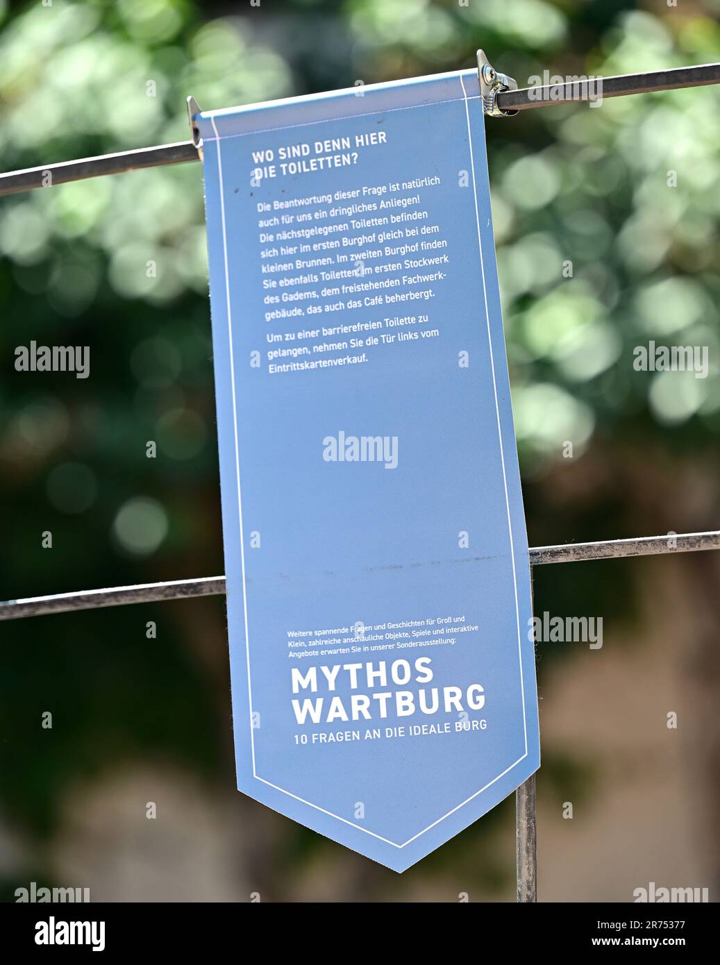 PRODUKTION - 12. Juni 2023, Thüringen, Eisenach: „Wartburg-Mythos“ steht auf einem Wimpel im Innenhof der Wartburg. Die Sonderausstellung "Wartburg-Mythos". 10 Questions to the Ideal Castle“ wird am 13. Juni eröffnet und bis zum 07. Januar 2024 ausgestellt. 1999 wurde die Wartburg als erstes und einziges Schloss Deutschlands von der UNESCO zum Weltkulturerbe erklärt. Mit der Ausstellung soll erforscht werden, warum die Wartburg so stark im öffentlichen Bewusstsein verankert ist und wie dieses reiche historische und kulturelle Erbe auch in Zukunft einen Einfluss haben kann. Stockfoto